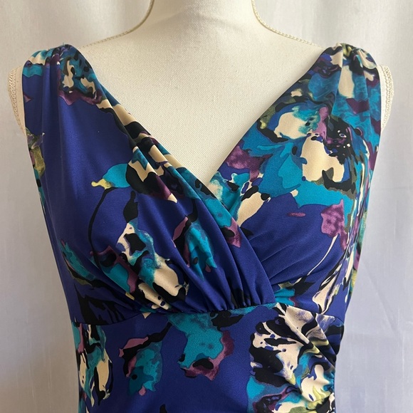 Stretchy, beautiful, V-neck, multiple colored dress - Picture 8 of 11